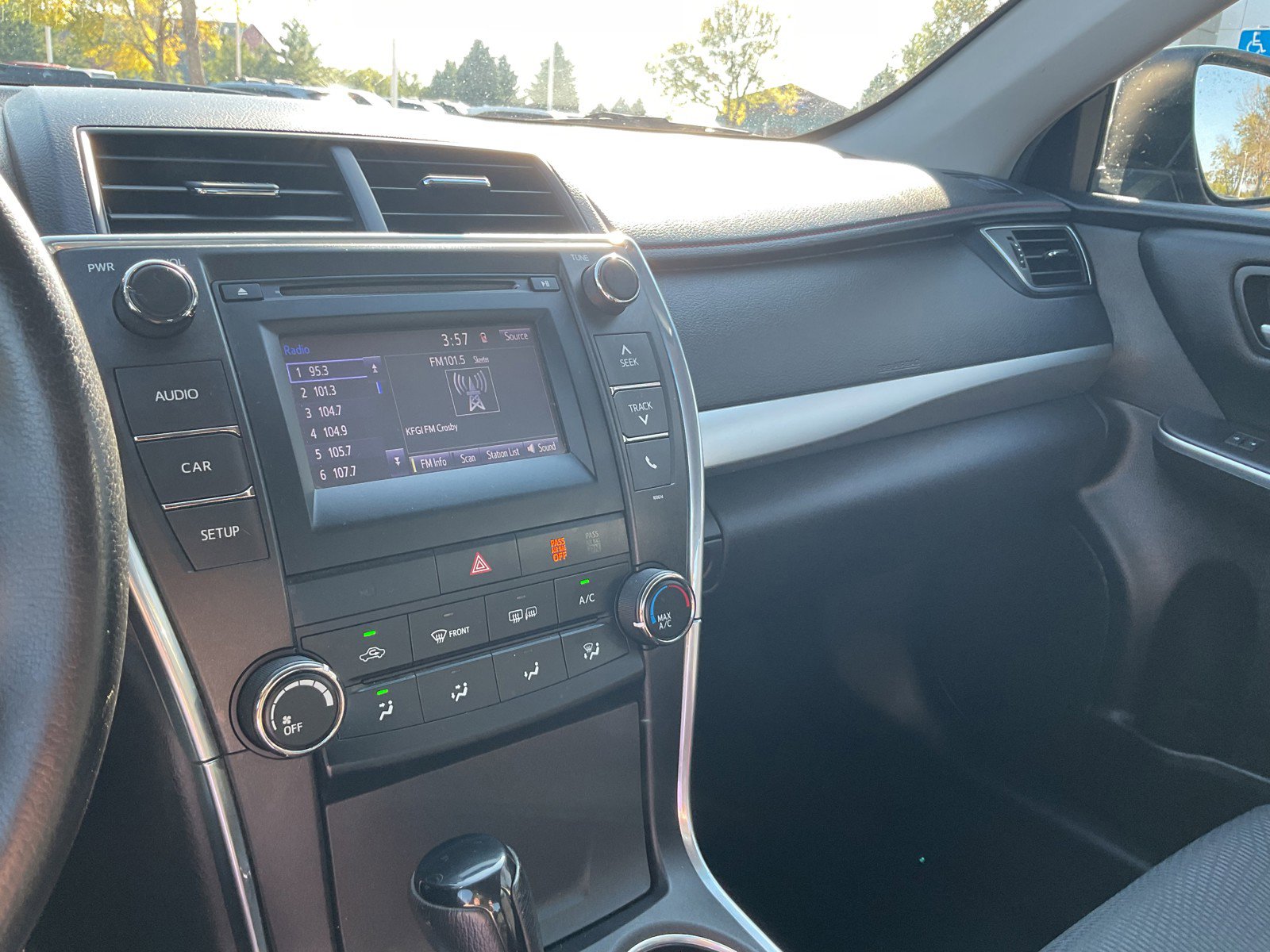 2016 Toyota Camry SE photo 25