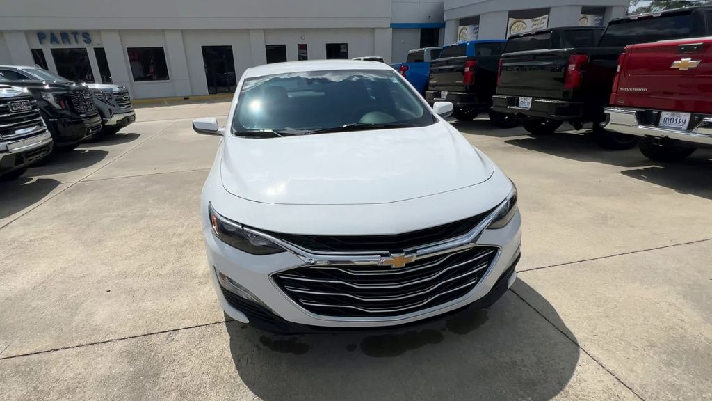 2024 Chevrolet Malibu 1LT photo 2
