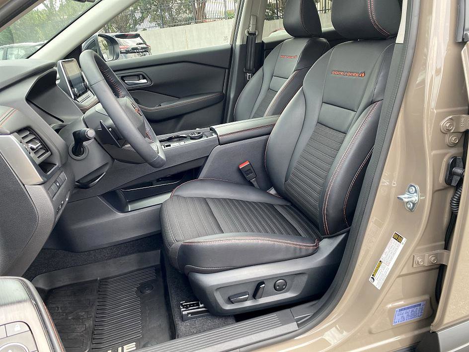 2025 Nissan Rogue SV photo 14