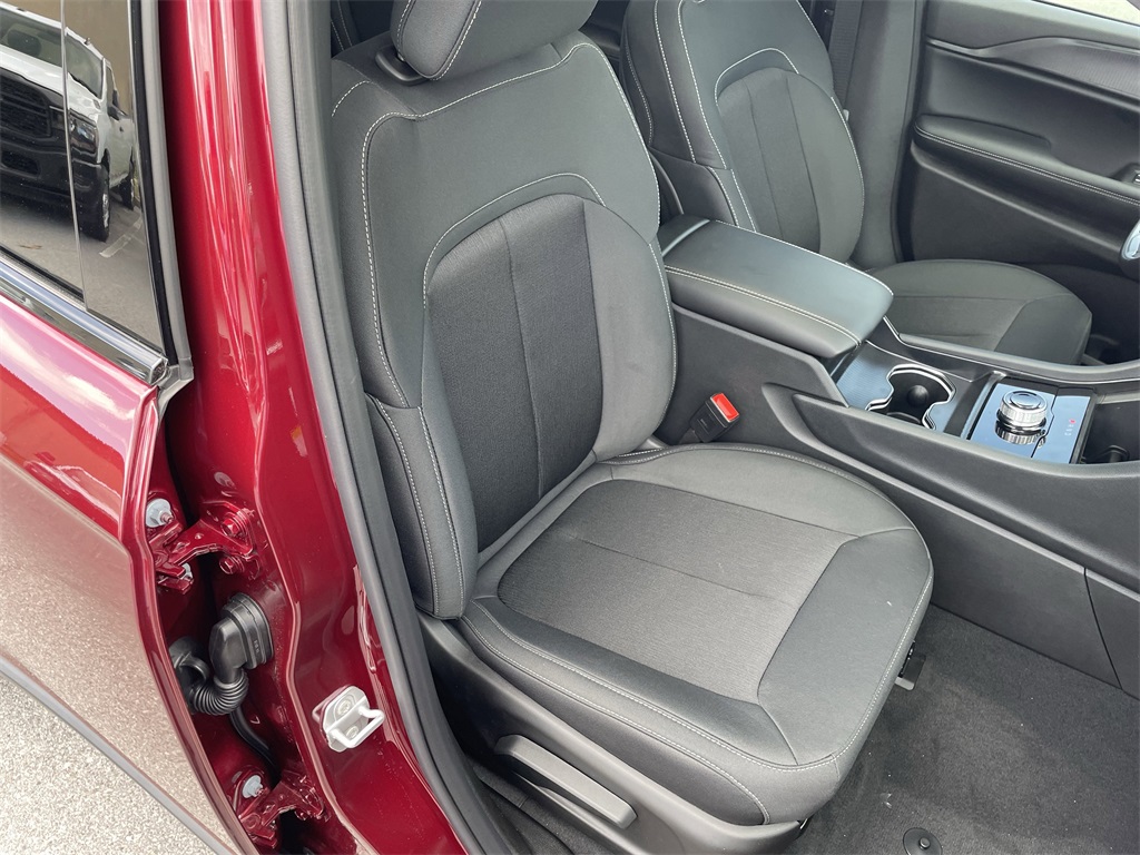 2025 Jeep Grand Cherokee Laredo photo 36