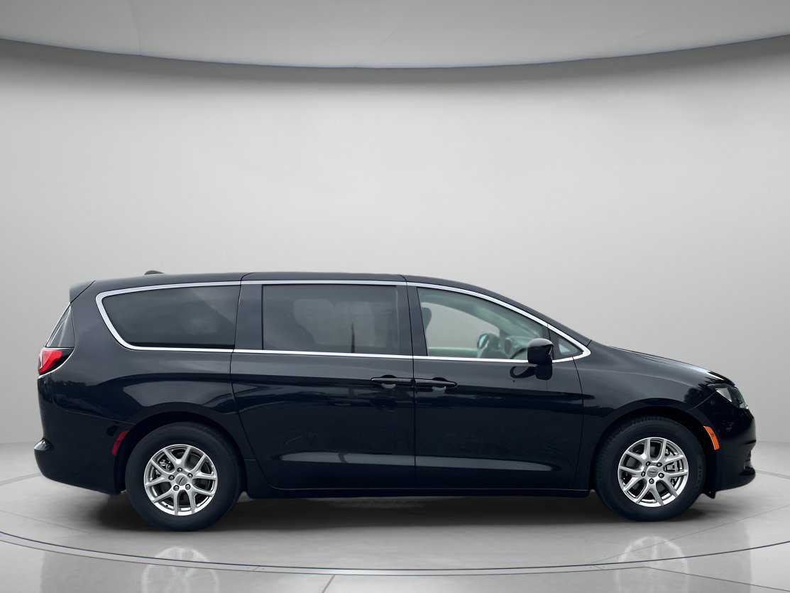 2022 Chrysler Voyager LX photo 2
