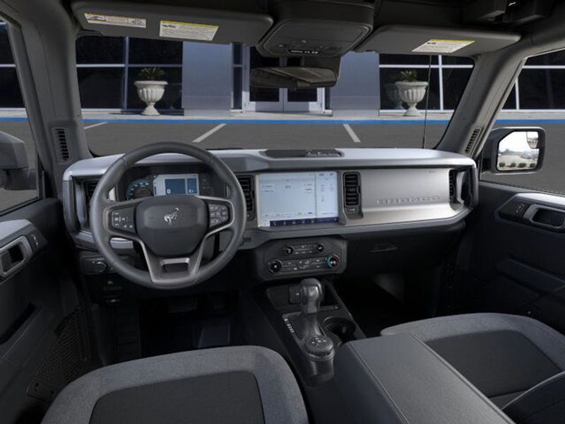 2025 Ford Bronco Base photo 6