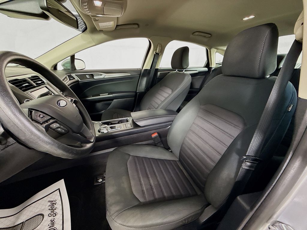 2020 Ford Fusion Hybrid SE photo 2