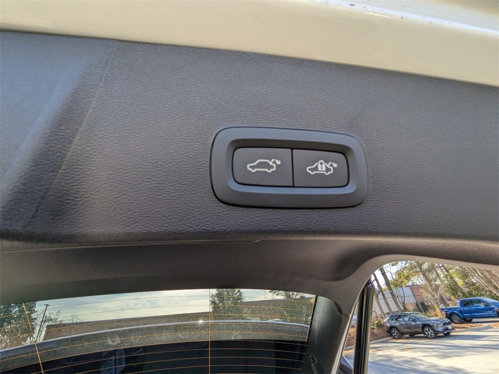 2025 Volvo XC40 Plus photo 5
