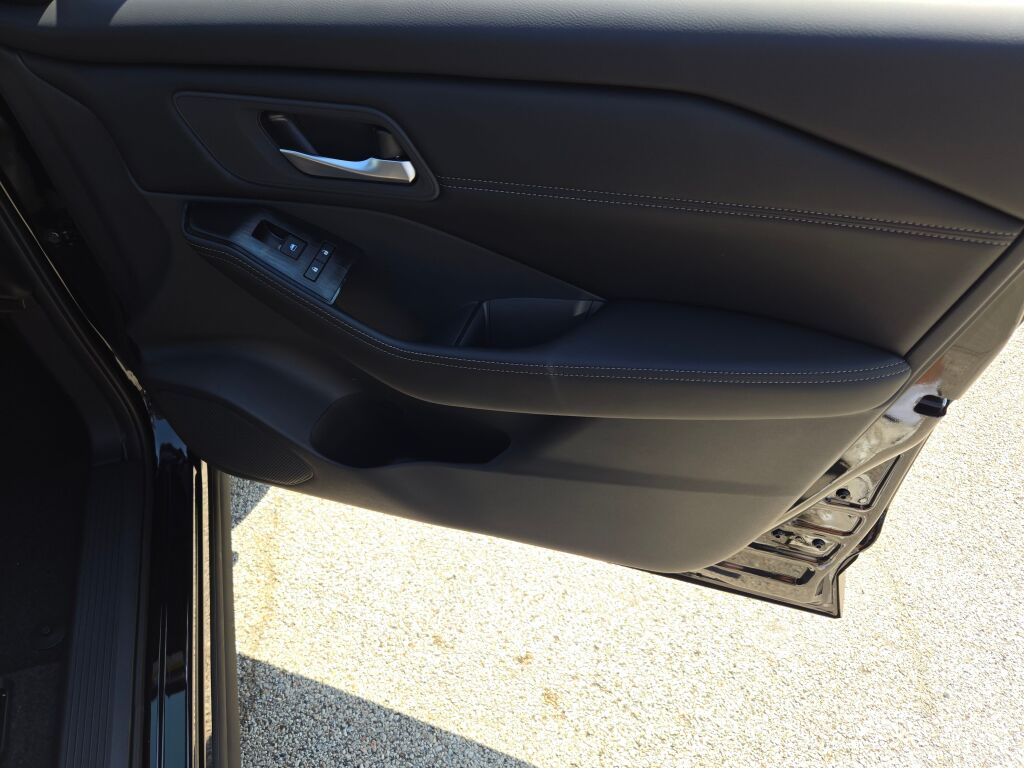 2026 Nissan Rogue SV photo 3