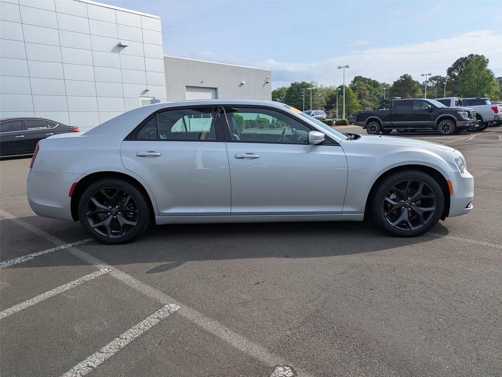 2023 Chrysler 300 photo 4