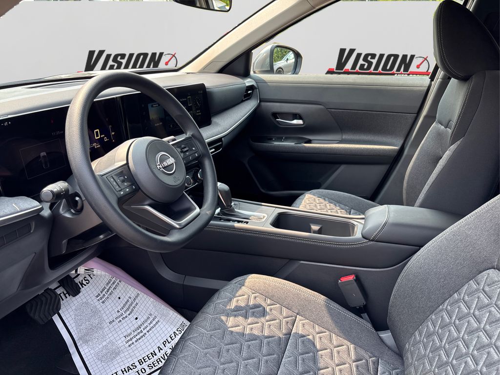2025 Nissan Kicks SV photo 9