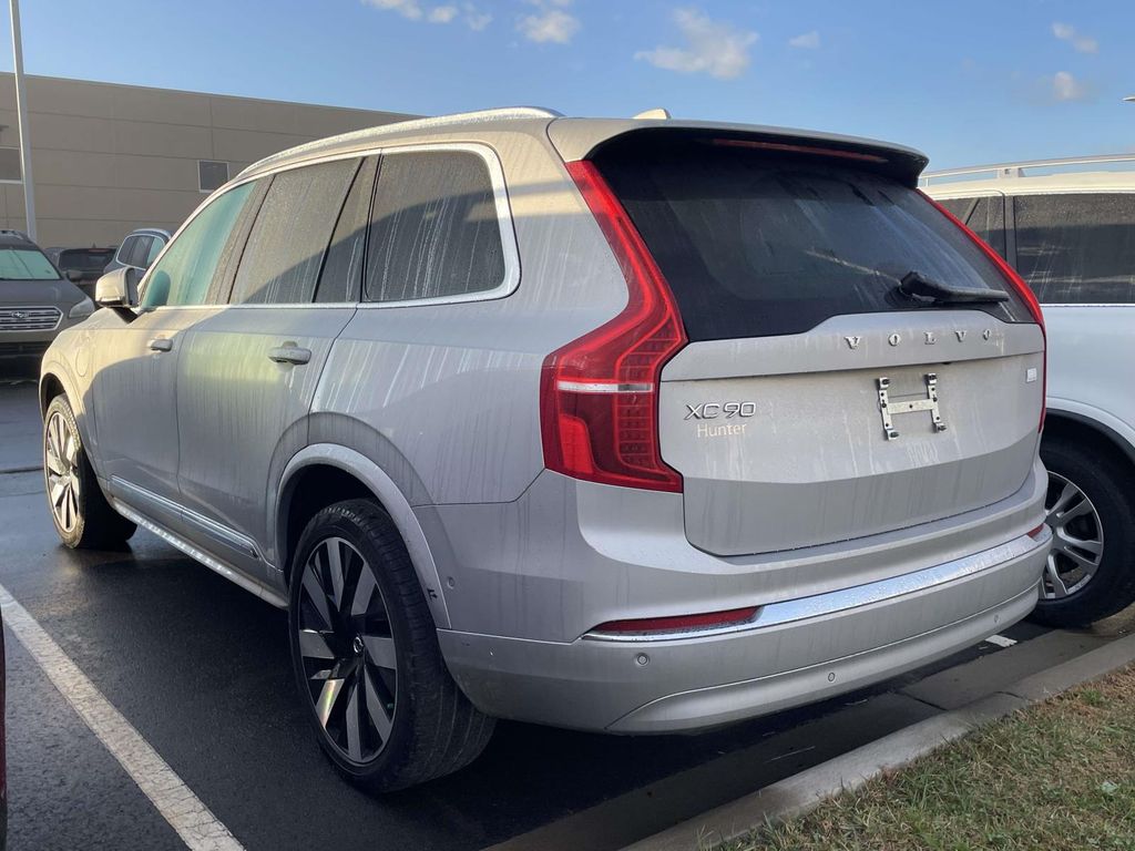 2023 Volvo XC90 T8 Plus photo 3