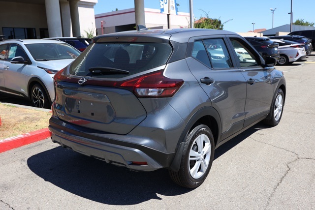 2025 Nissan Kicks Play S photo 2