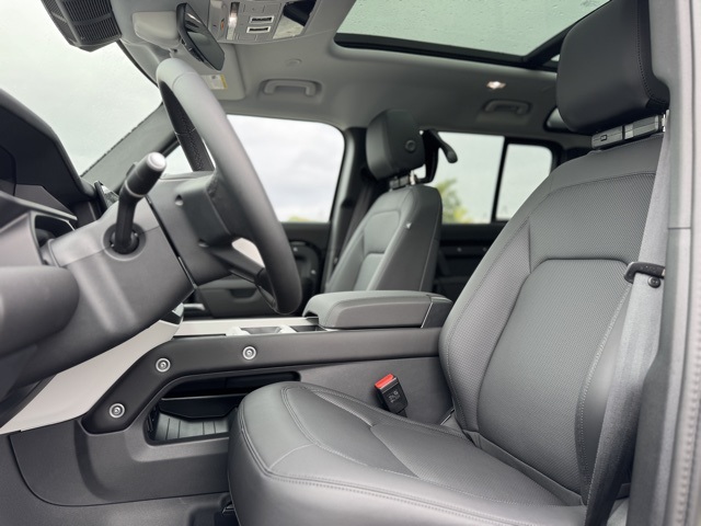 2025 Land Rover Defender 110 S photo 12