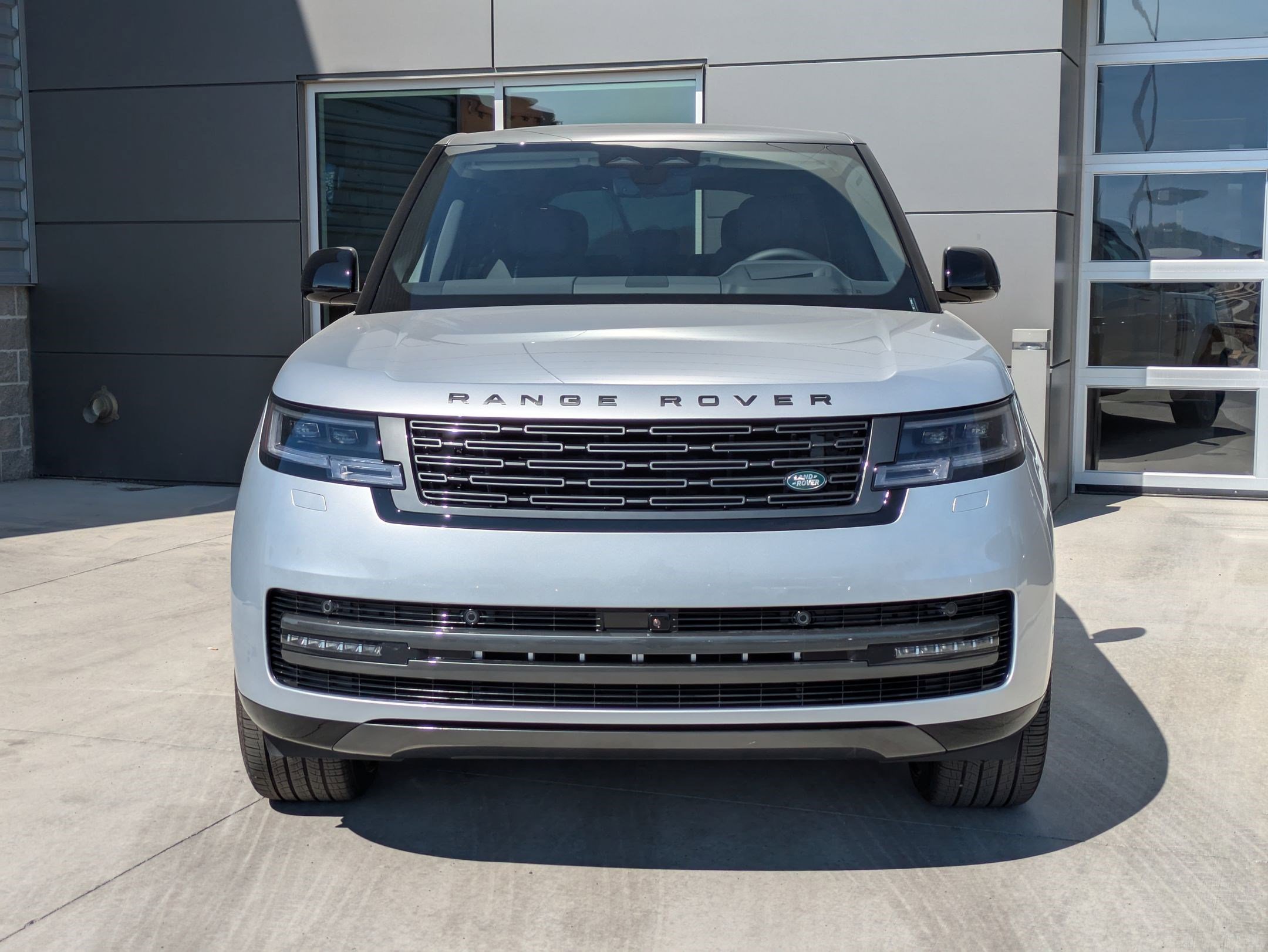 2025 Land Rover Range Rover SE photo 2