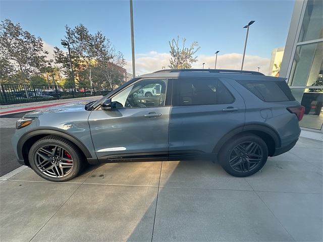 2025 Ford Explorer ST photo 2