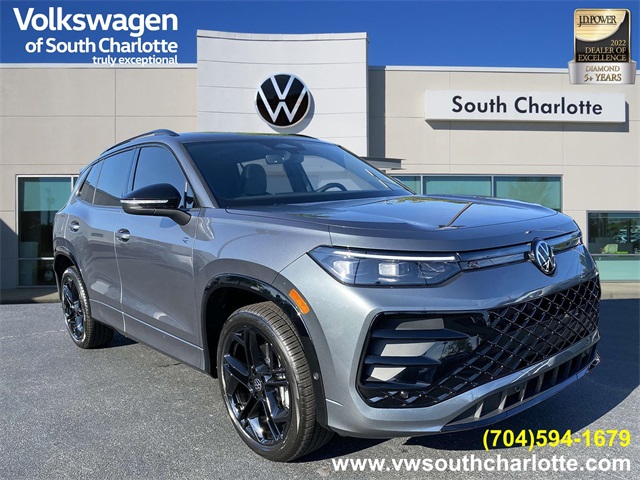 2025 Volkswagen Tiguan SE R-LINE BLACK's photo