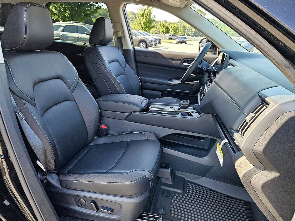 2025 Nissan Pathfinder SL photo 15