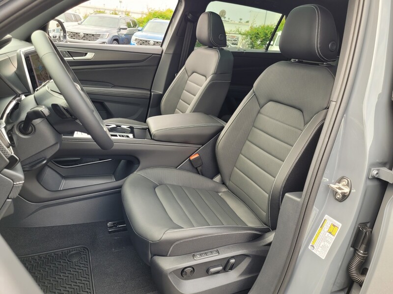 2025 Volkswagen Atlas Cross Sport SEL R-Line photo 4