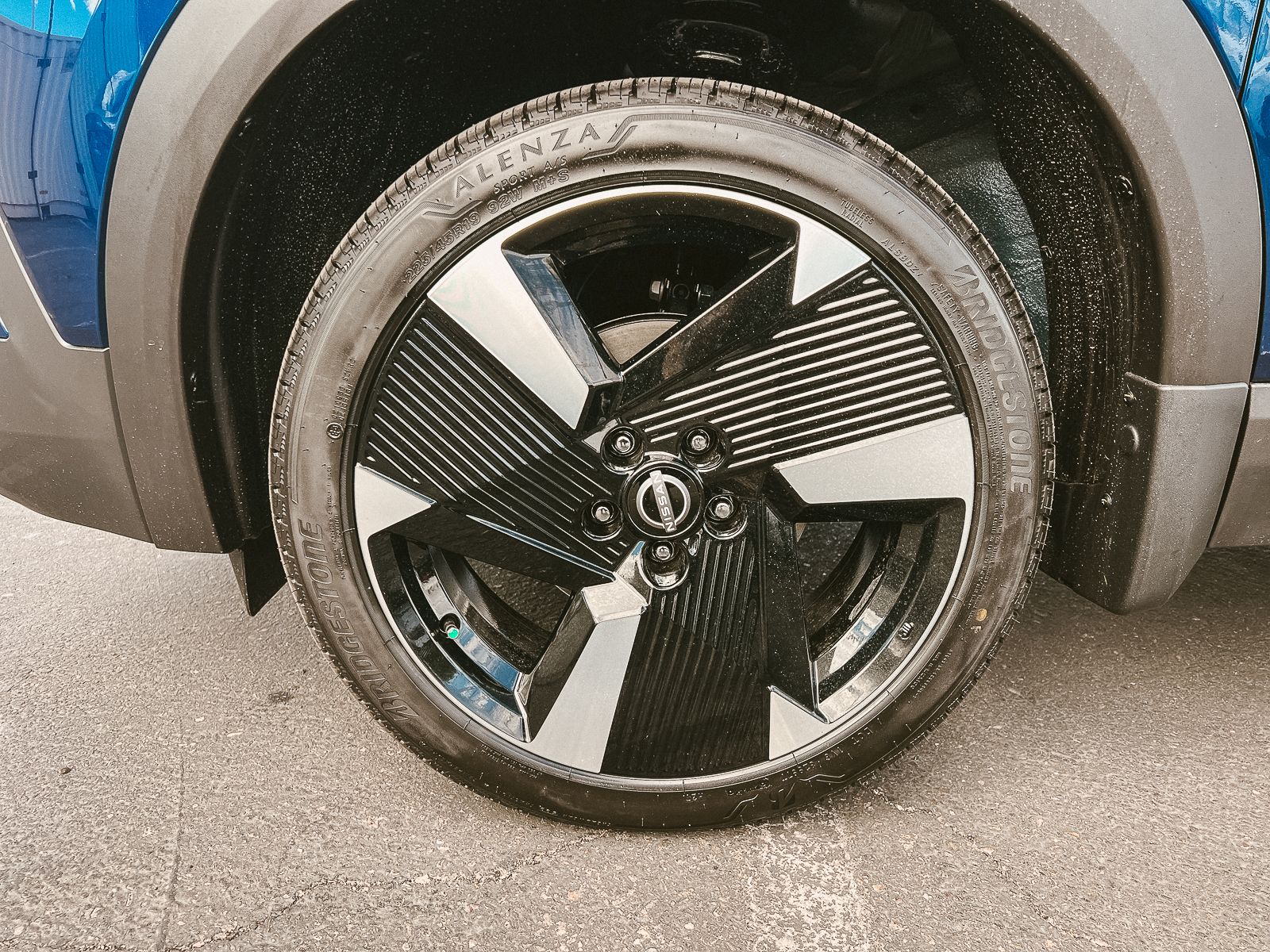 2026 Nissan Kicks SR photo 2