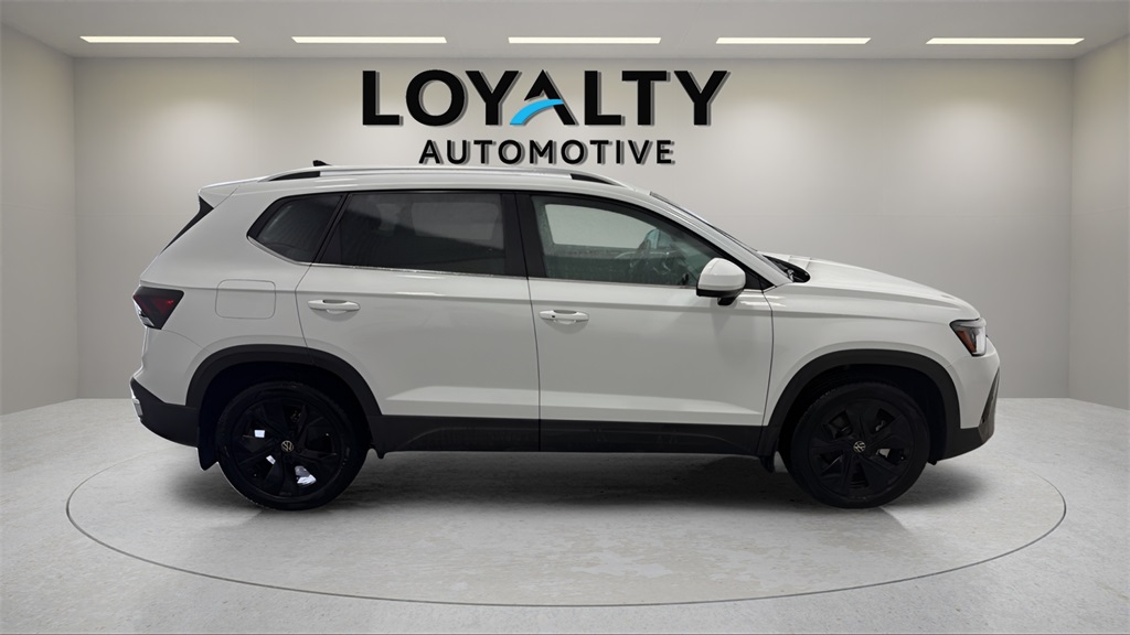 2025 Volkswagen Taos SE photo 4