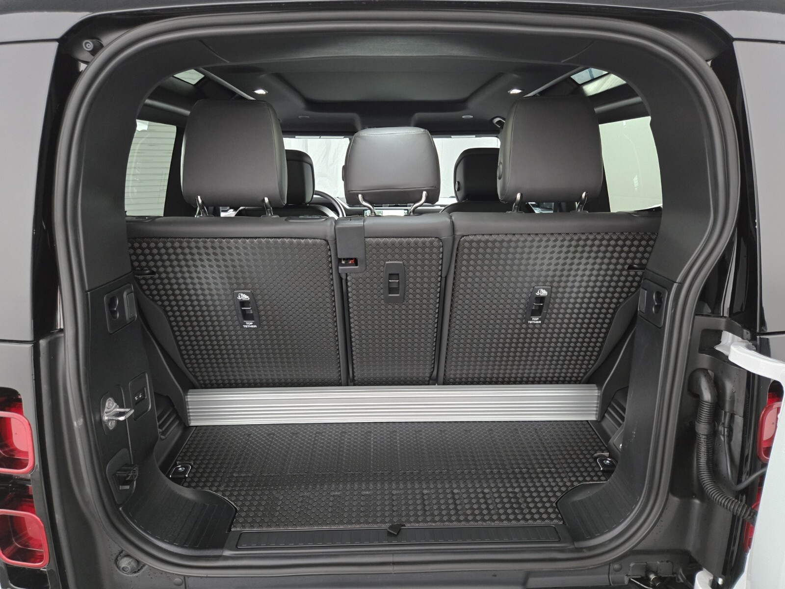 2025 Land Rover Defender 90 X-Dynamic SE photo 11