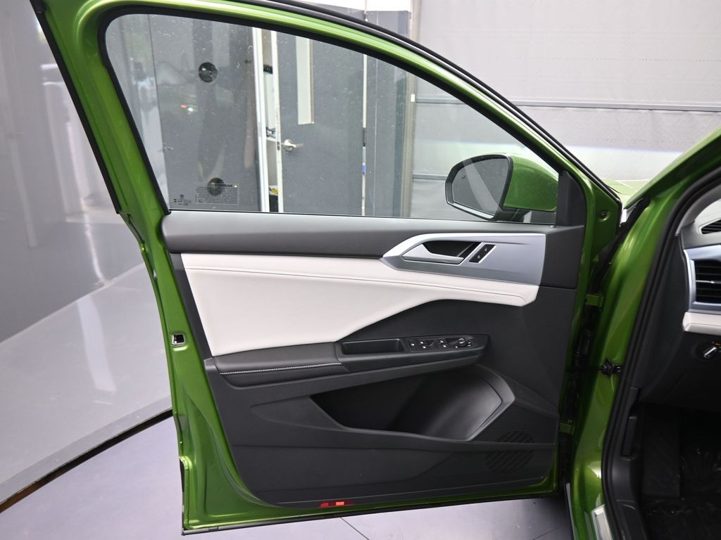 2025 Volkswagen Taos SE photo 34