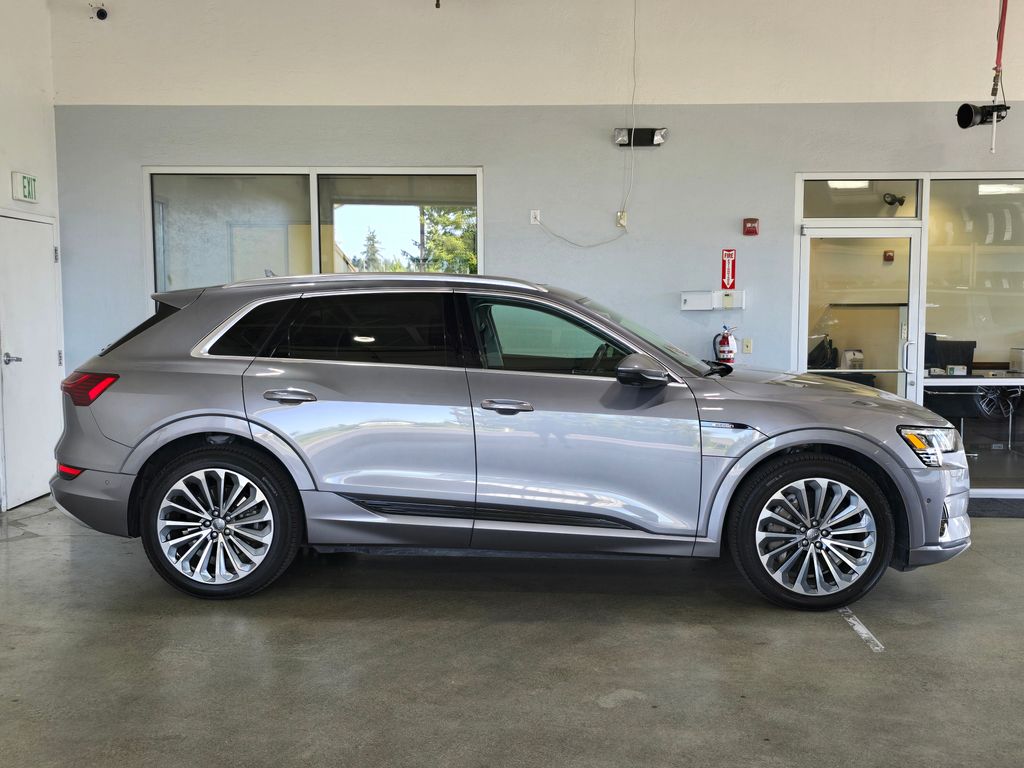 2019 Audi e-tron Prestige photo 4