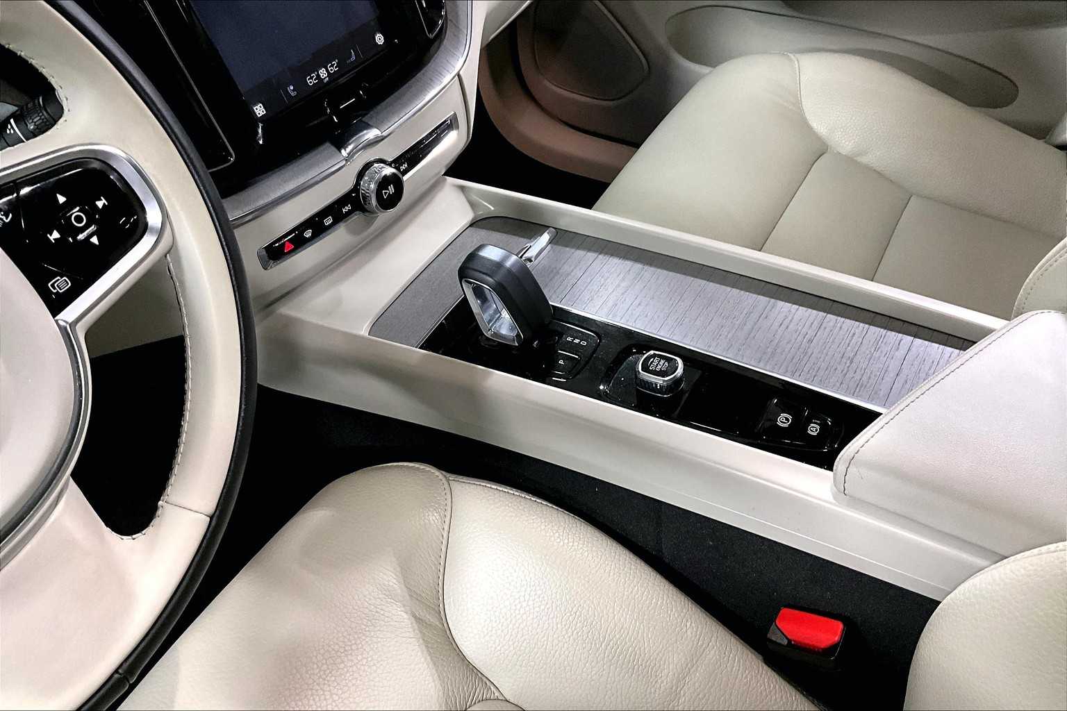 2024 Volvo XC60 Plus photo 16