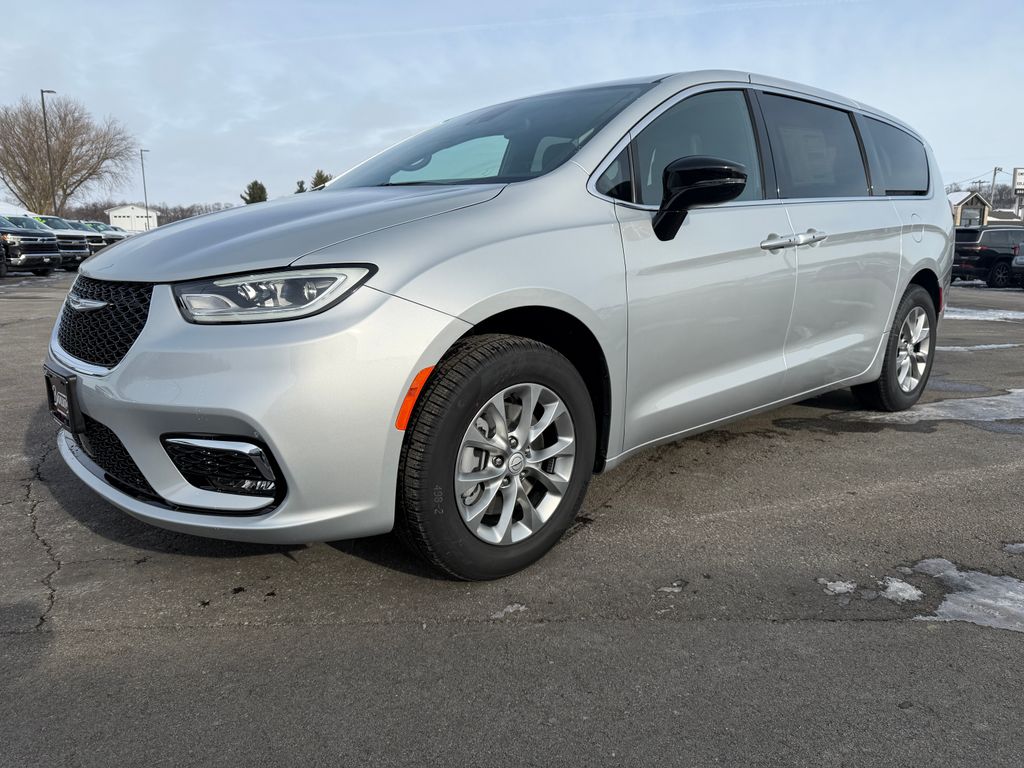 2026 Chrysler Pacifica Select's photo