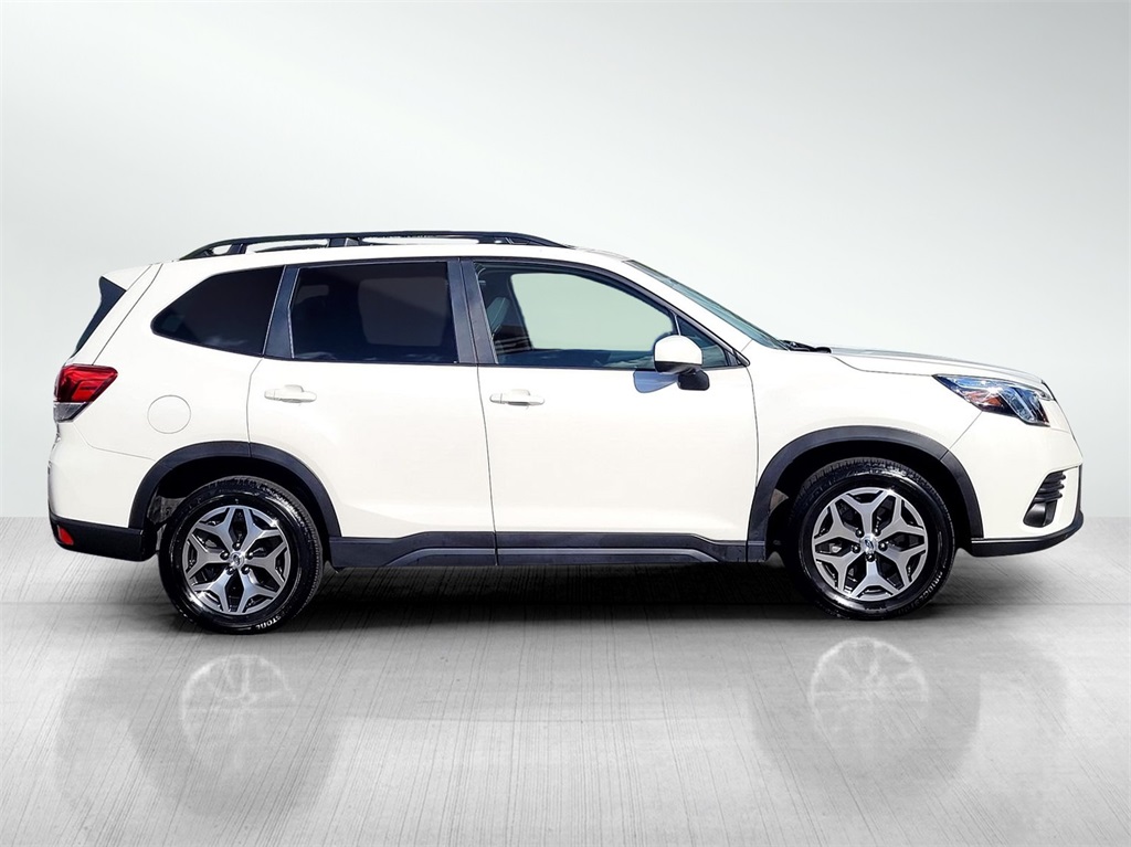 2022 Subaru Forester Premium photo 4