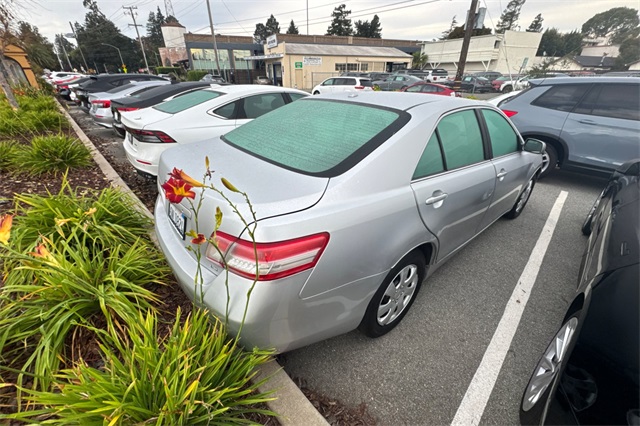 2011 Toyota Camry LE photo 2
