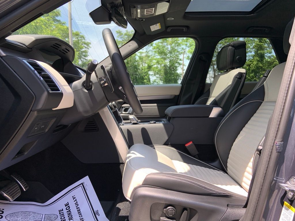 2024 Land Rover Discovery SE photo 14