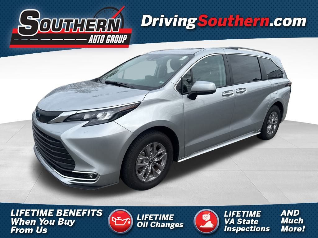 2024 Toyota Sienna XLE's photo