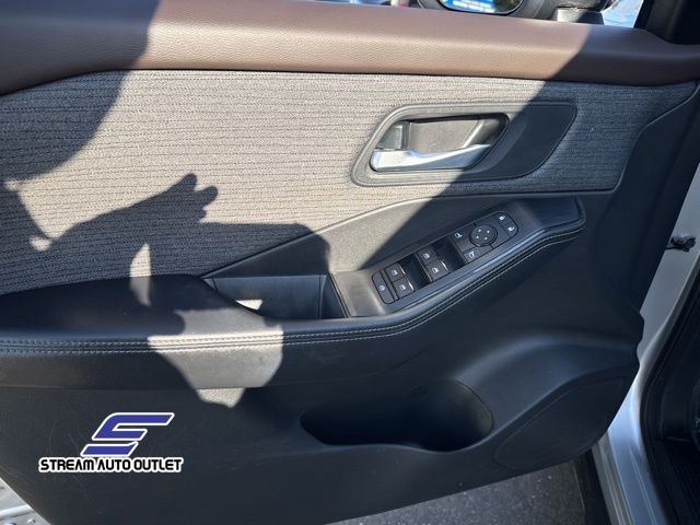 2021 Nissan Rogue SV photo 11