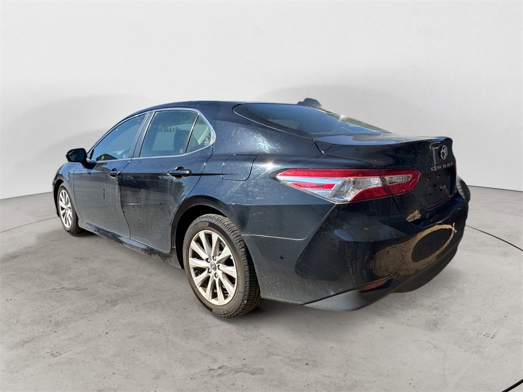 2018 Toyota Camry LE photo 3