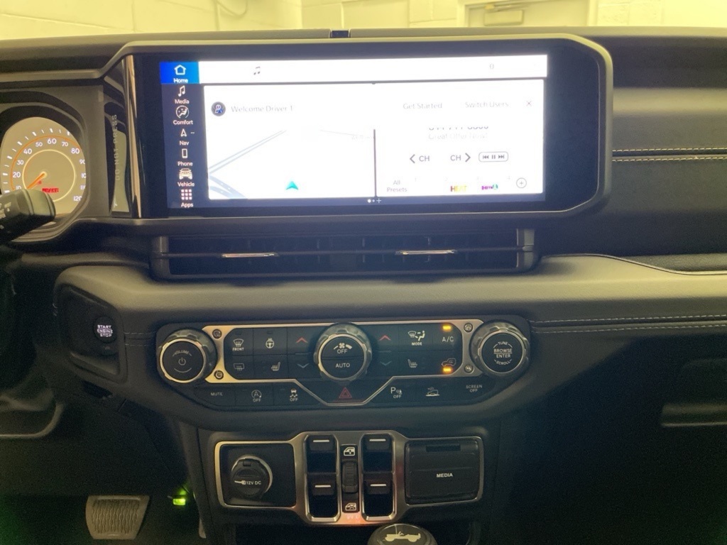 2025 Jeep Wrangler Sahara photo 8
