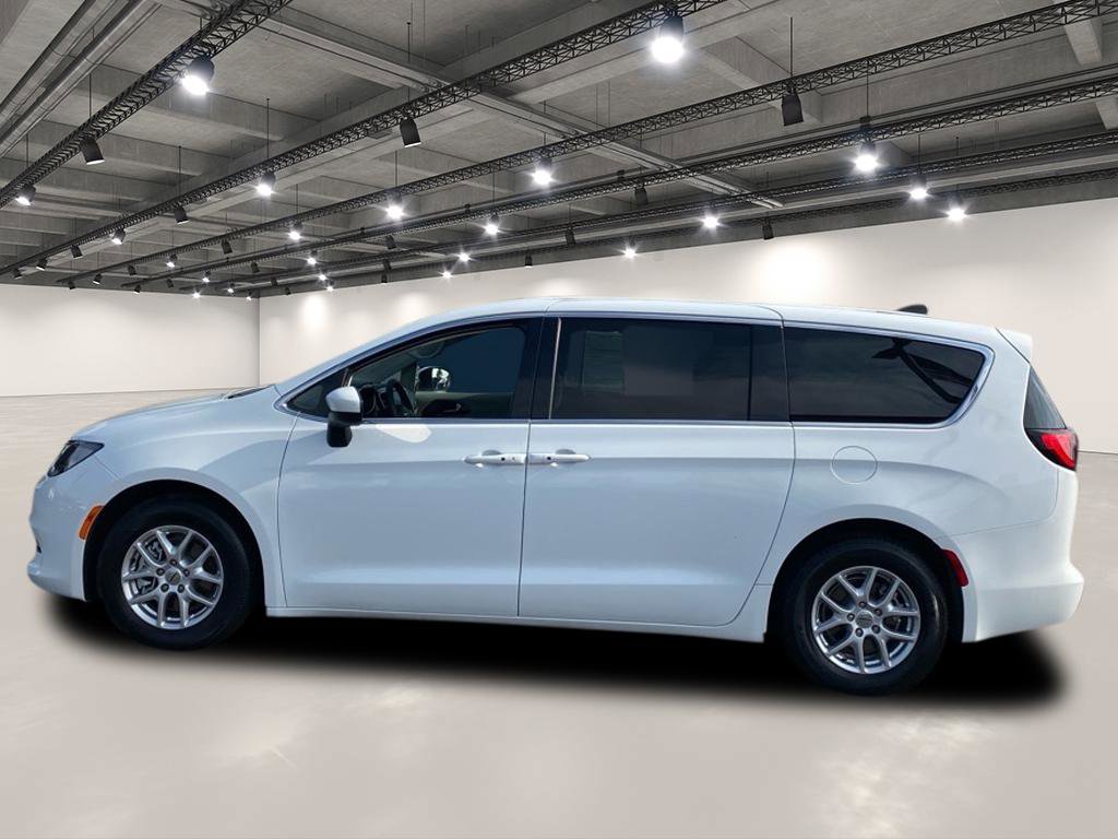 2022 Chrysler Voyager LX photo 4