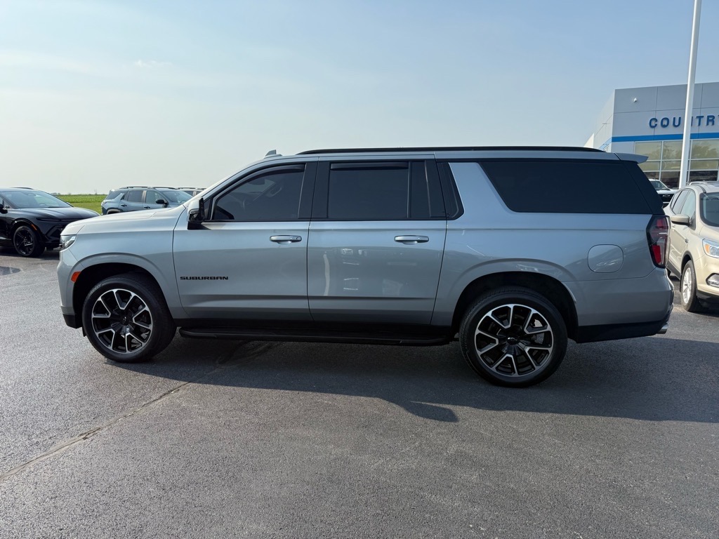 2023 Chevrolet Suburban RST photo 2