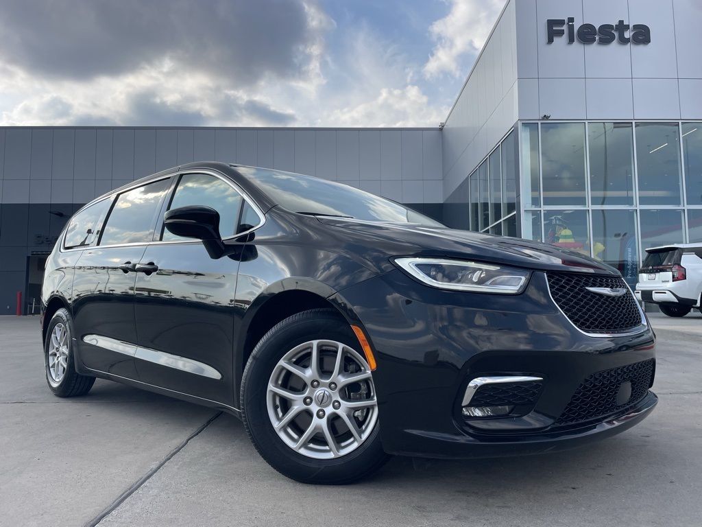 2024 Chrysler Pacifica Touring L's photo