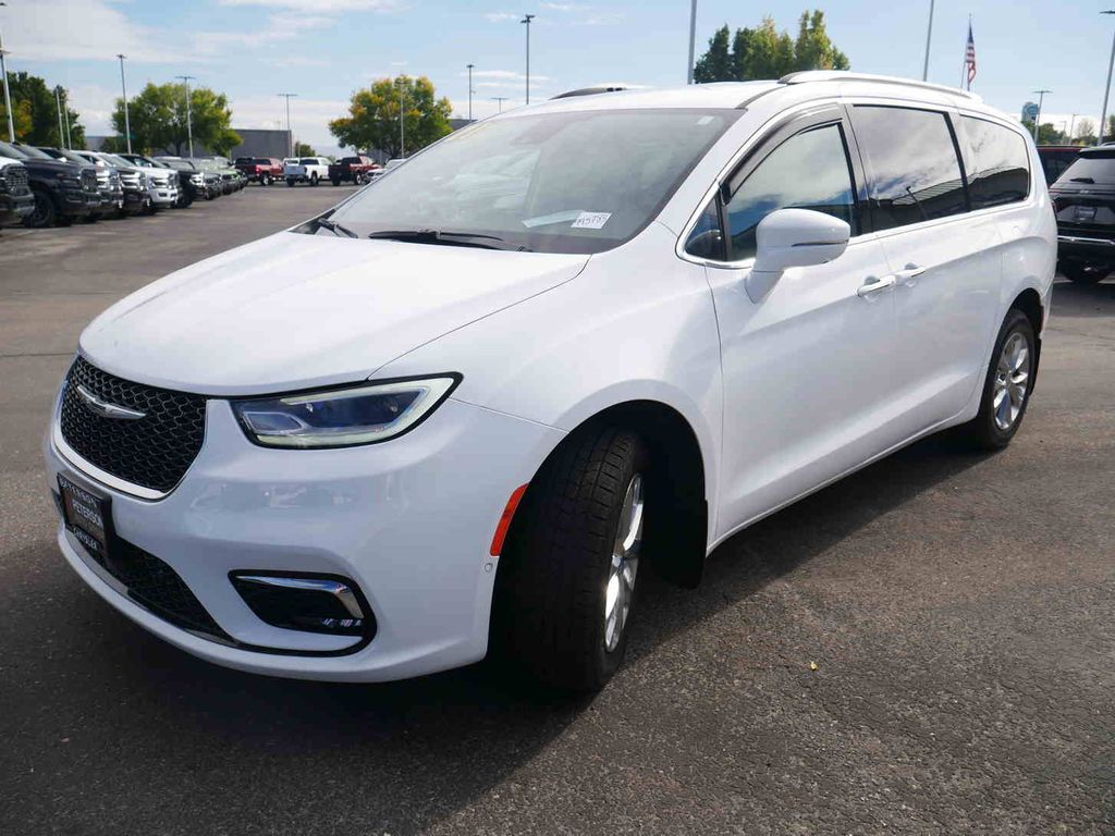 2021 Chrysler Pacifica Touring L photo 2