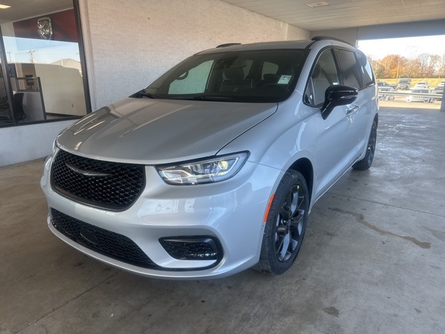 2026 Chrysler Pacifica Limited photo 2