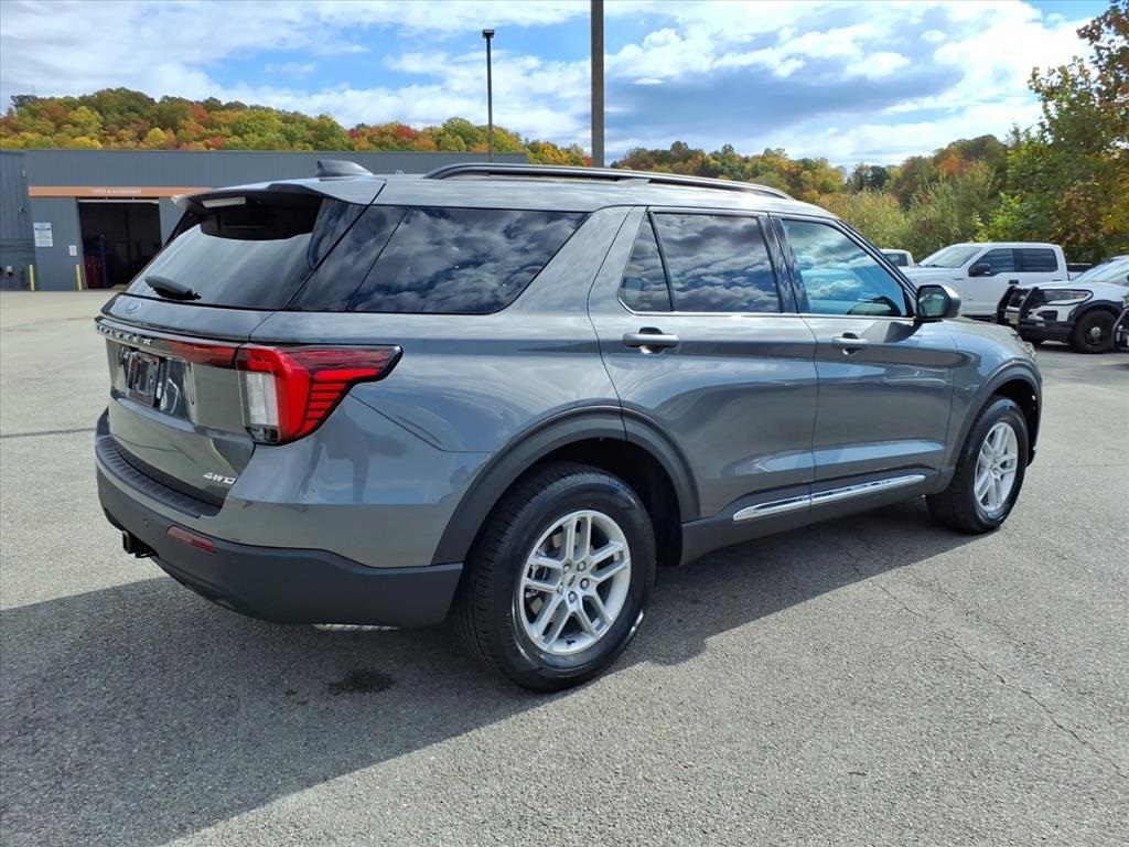 2025 Ford Explorer photo 3
