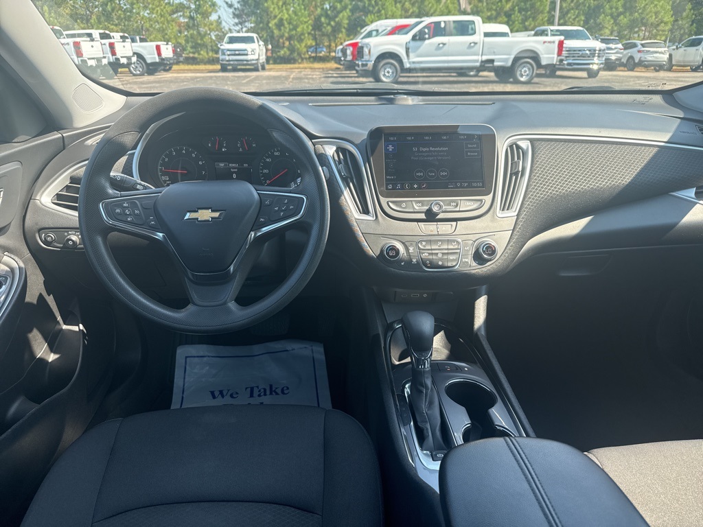 2024 Chevrolet Malibu 1LT photo 2