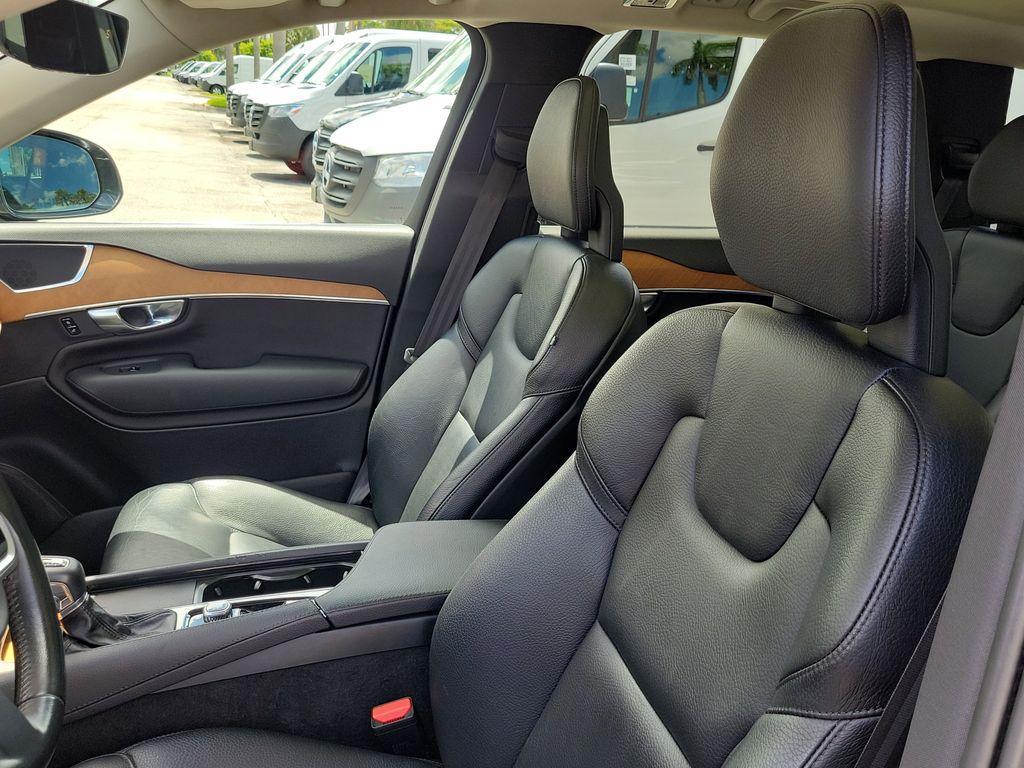 2021 Volvo XC90 T6 Momentum photo 11