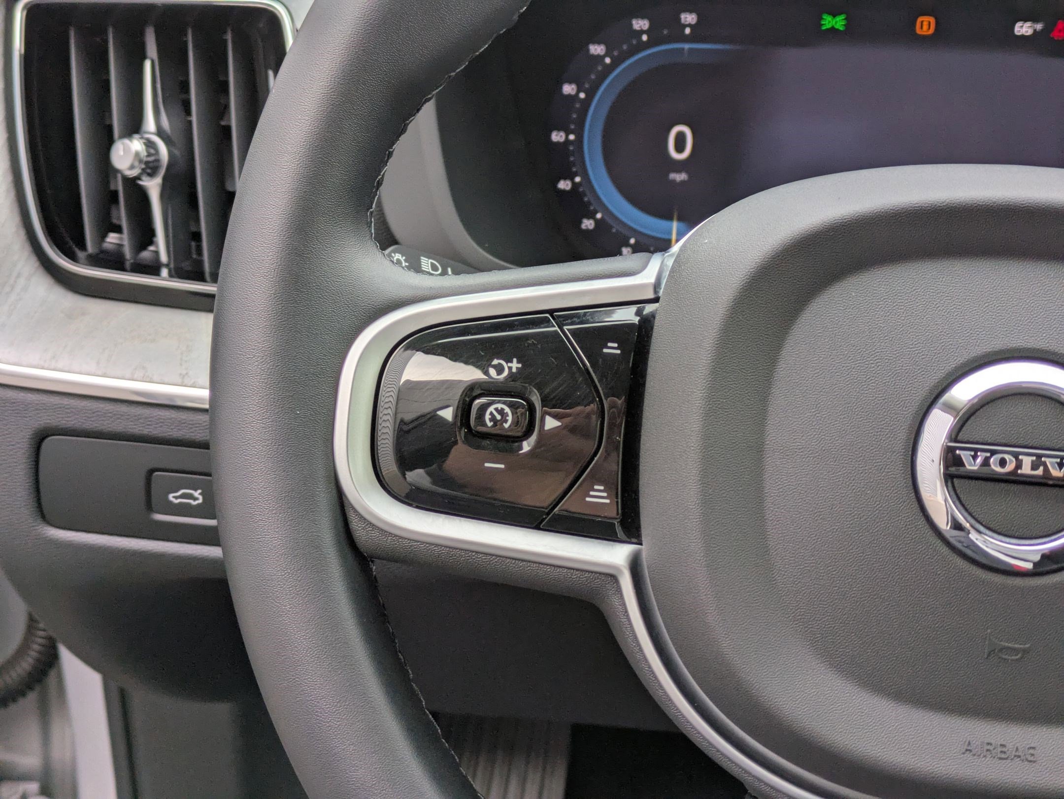 2025 Volvo XC60 Plus photo 15