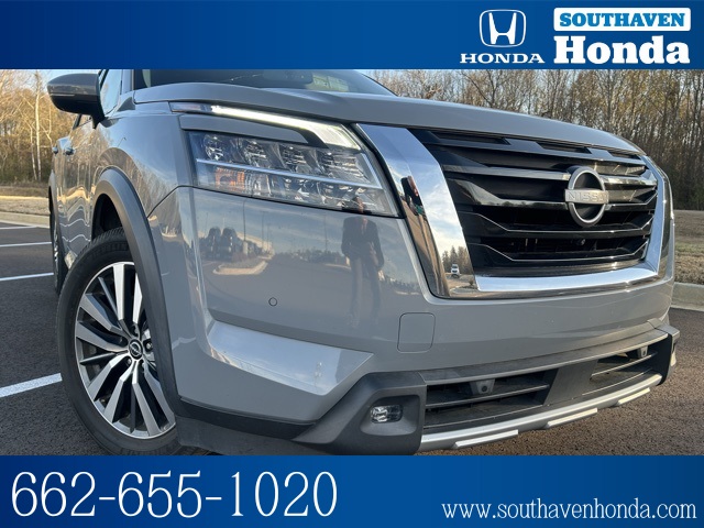 2022 Nissan Pathfinder Platinum's photo