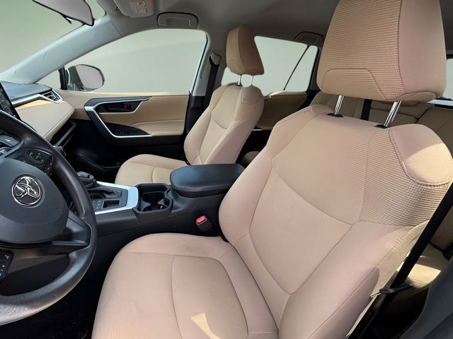 2021 Toyota RAV4 LE photo 6