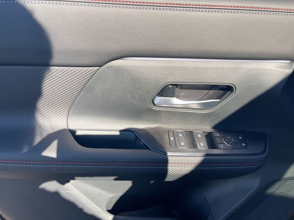 2026 Nissan Kicks SR photo 7