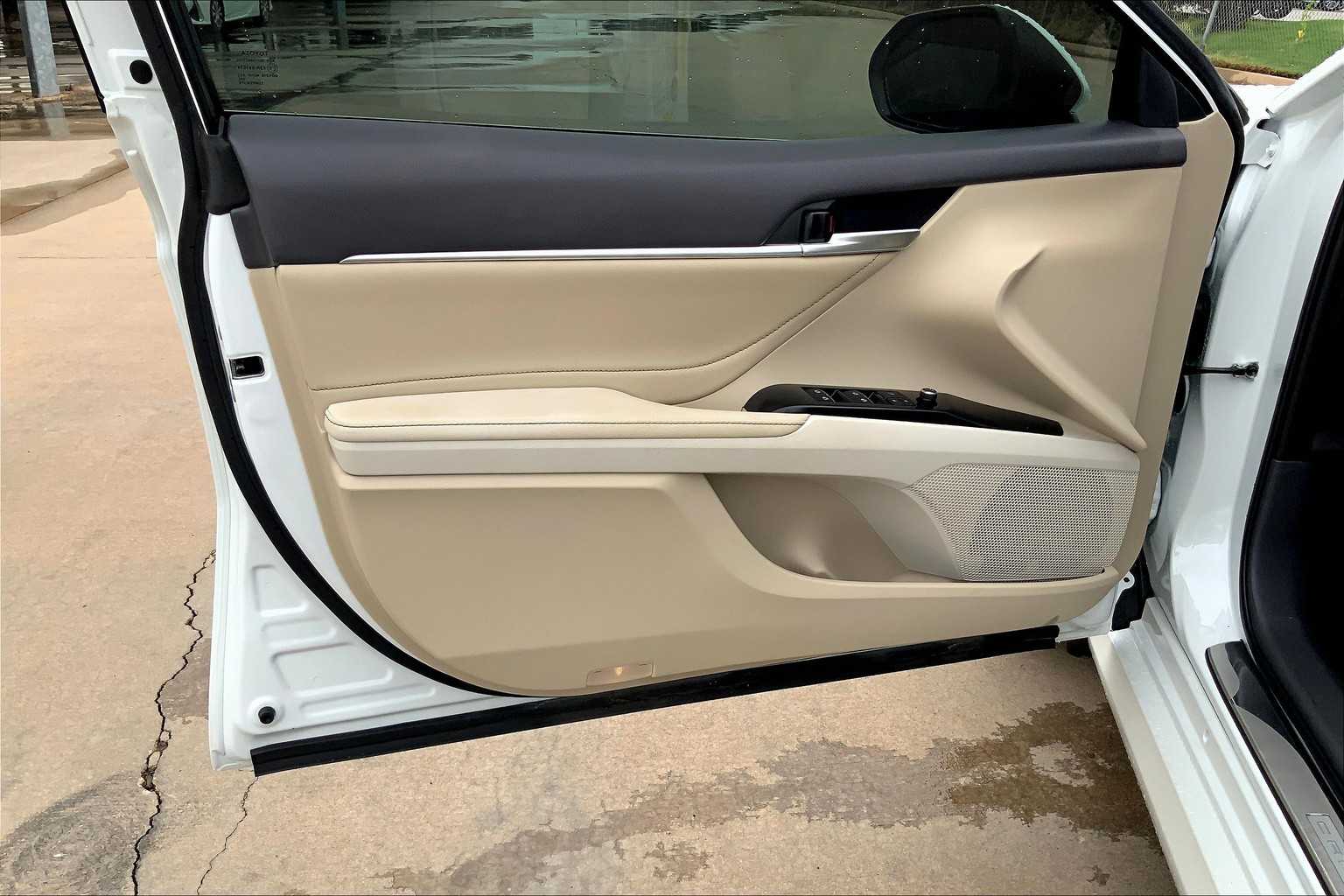 2018 Toyota Camry Hybrid XLE photo 21