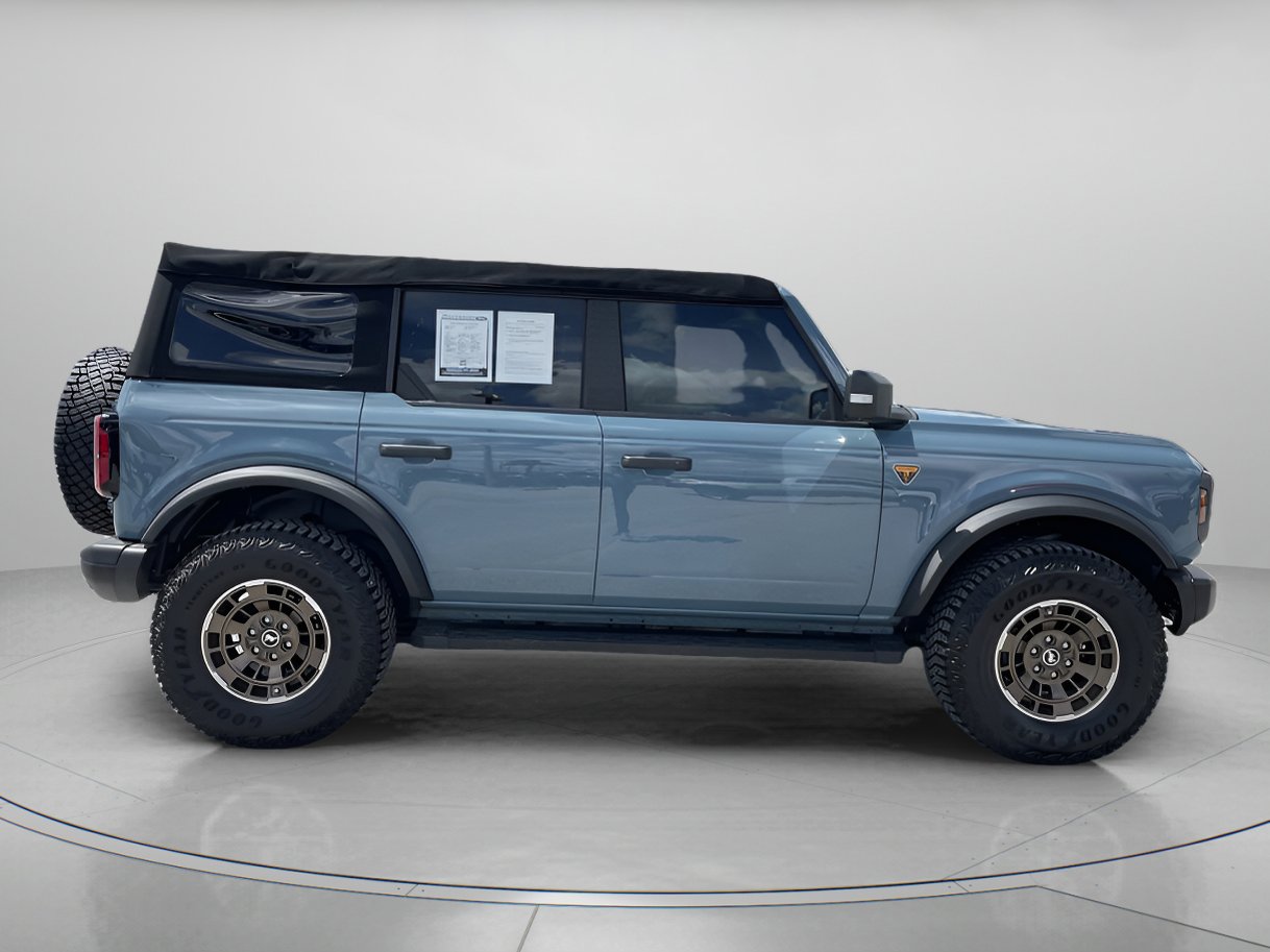 2022 Ford Bronco Badlands photo 2