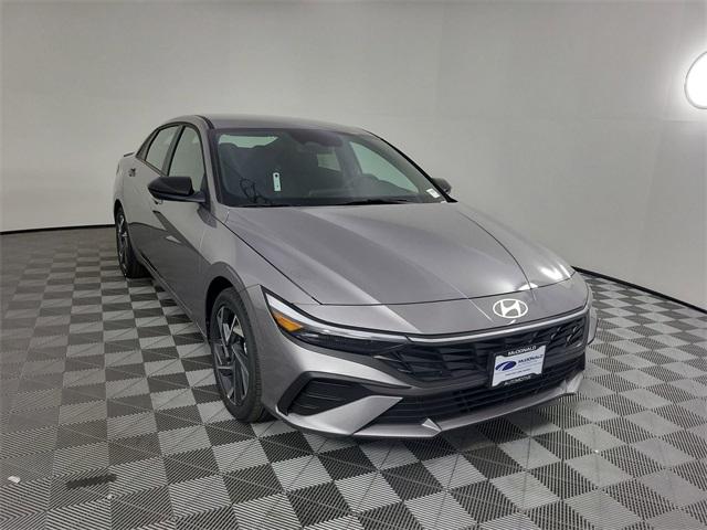 2025 Hyundai Elantra SEL Sport photo 2