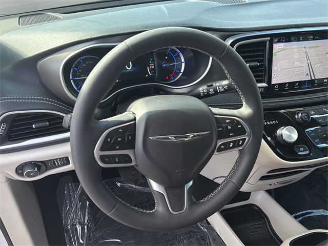 2024 Chrysler Pacifica Hybrid photo 16