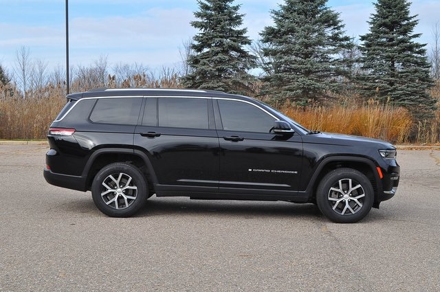 2023 Jeep Grand Cherokee Limited photo 2